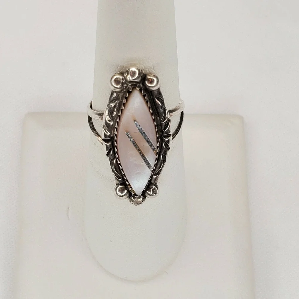 Vintage Ring Southwestern Sterling Silver Mother of Pearl Etched Size 6.75 4.6g‎